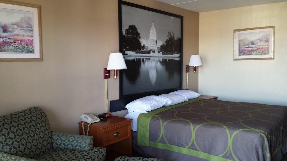 Super 8 By Wyndham Manassas Hotel Exterior photo