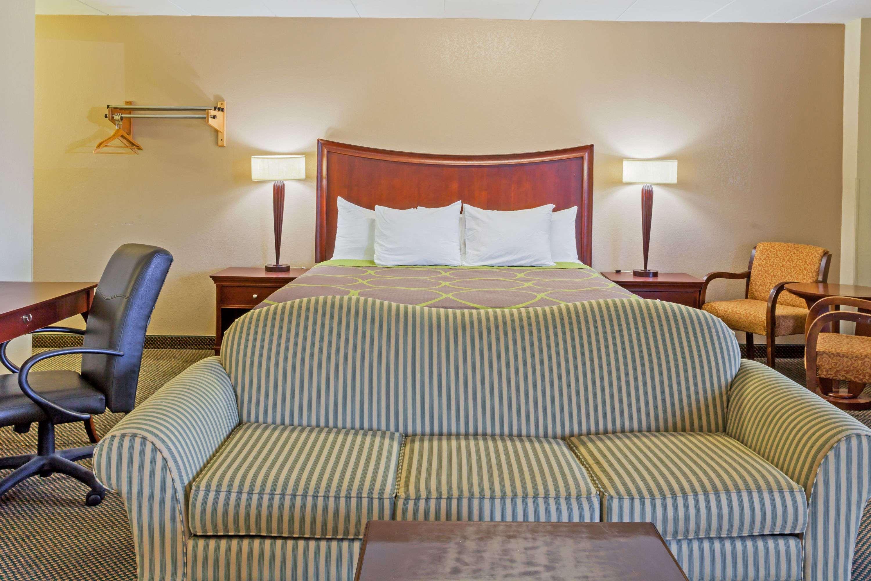 Super 8 By Wyndham Manassas Hotel Exterior photo
