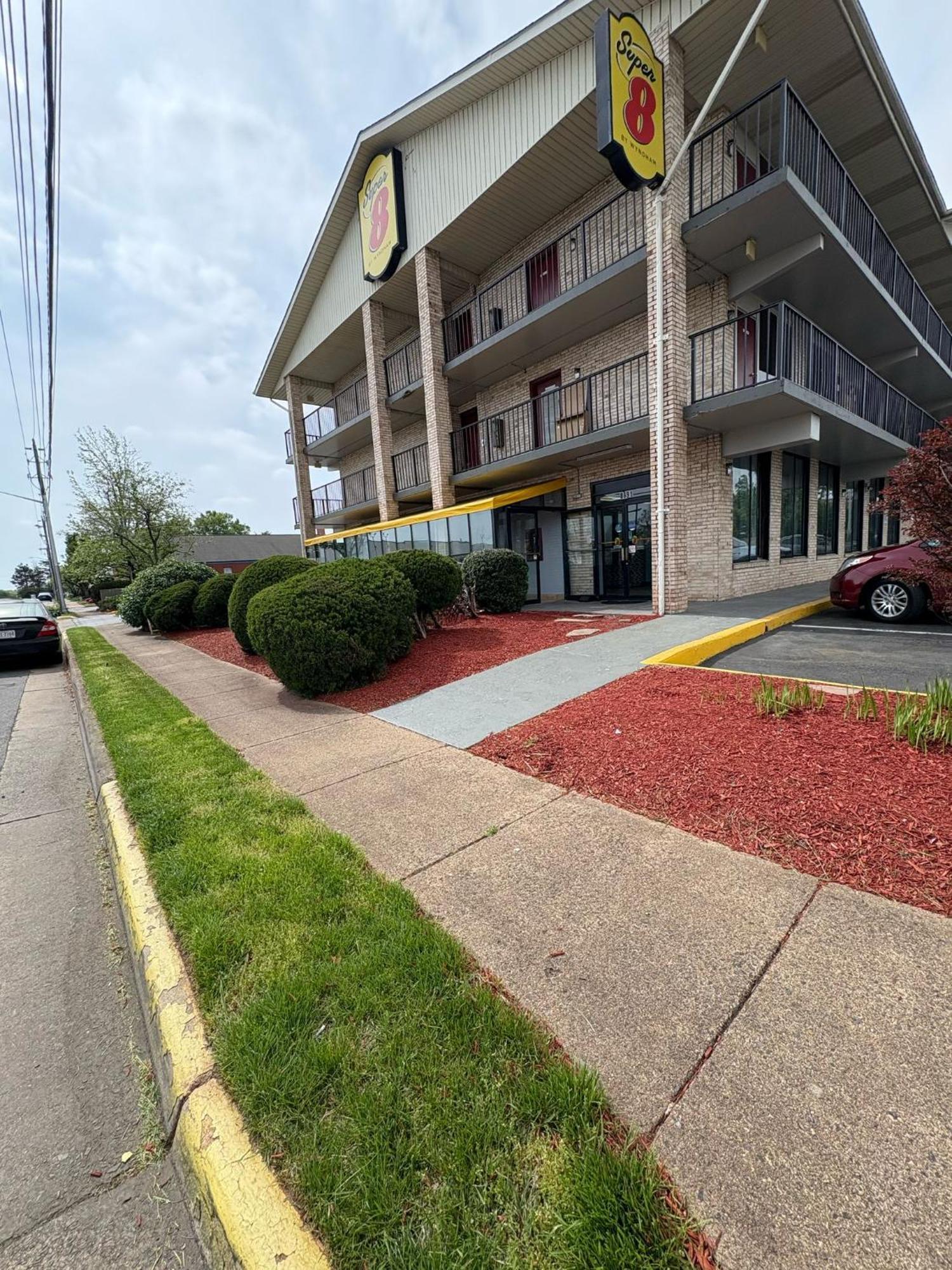 Super 8 By Wyndham Manassas Hotel Exterior photo